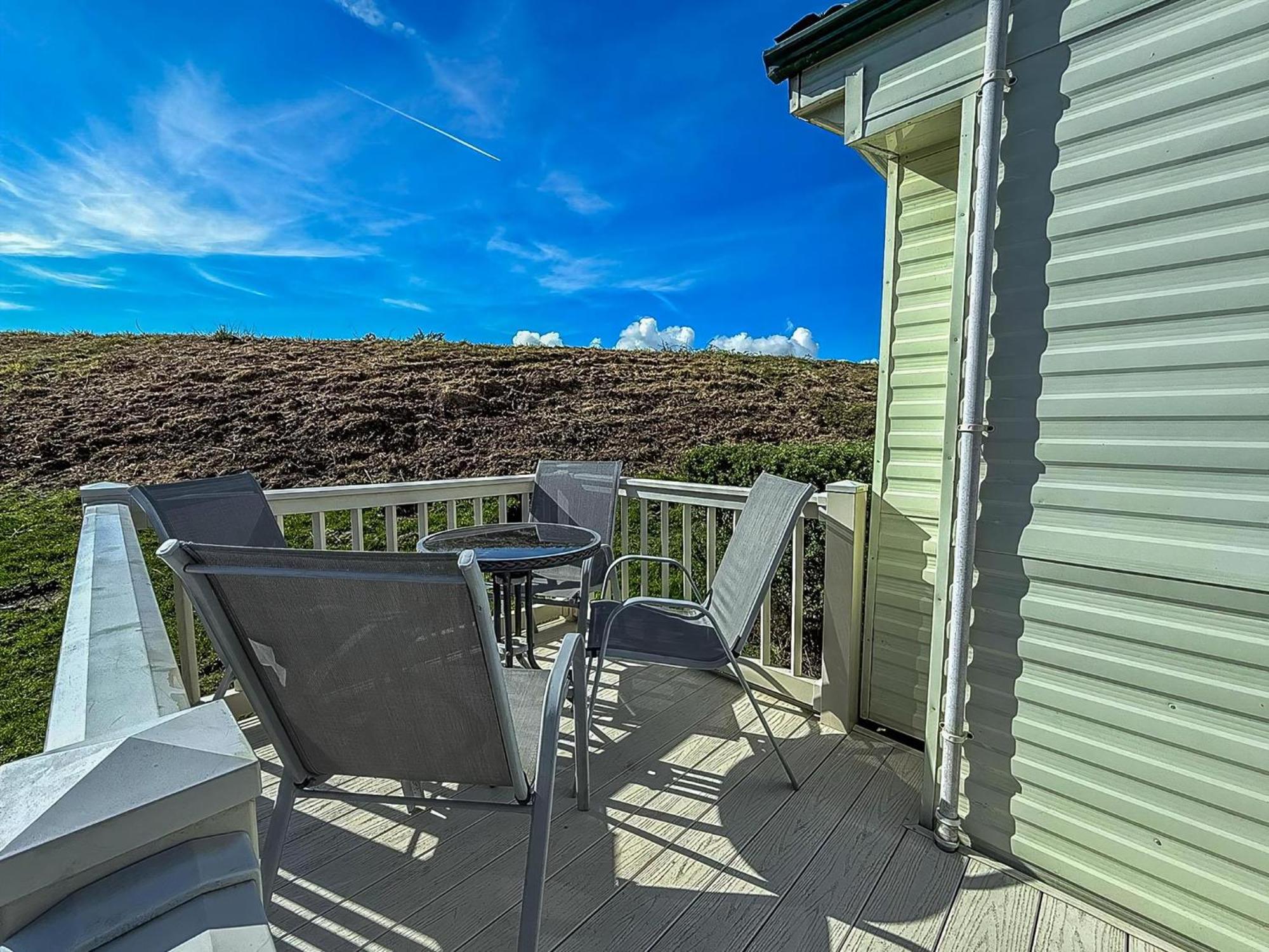 Superb Caravan With Decking And Free Wifi At Naze Marine Park Ref 17236C Walton-on-the-Naze Extérieur photo